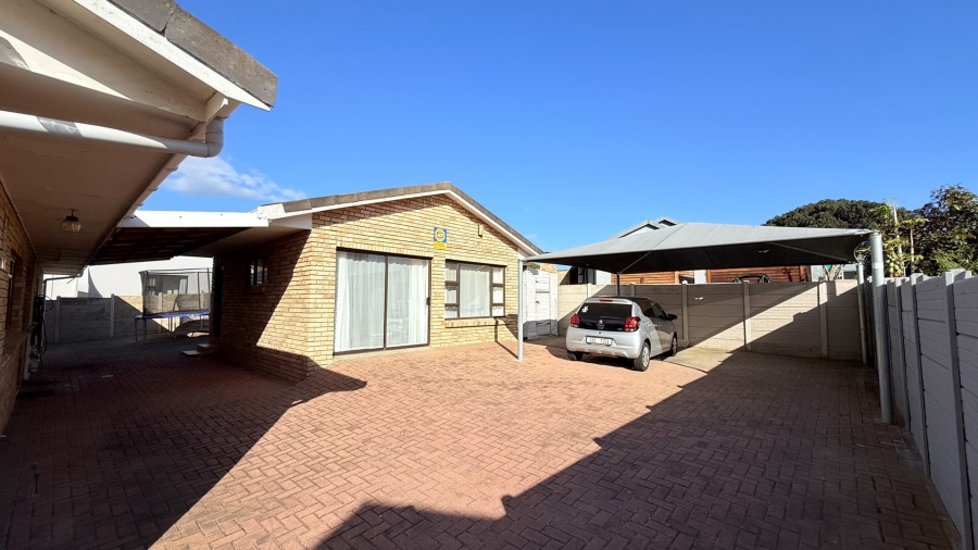 To Let 3 Bedroom Property for Rent in Heiderand Western Cape